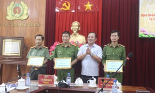 Thưởng nóng lực lượng phá nhanh vụ bắt lãnh đạo doanh nghiệp tống tiền 10 tỷ đồng