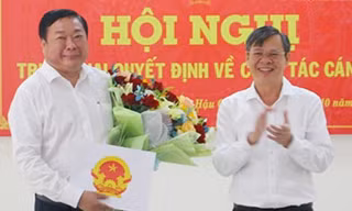 Trao quyết định của Chủ tịch UBND tỉnh Hậu Giang về công tác cán bộ