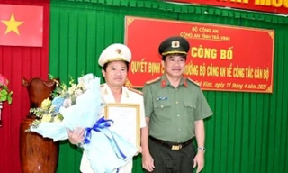 Trao quyết định của Bộ trưởng Bộ Công an về công tác cán bộ