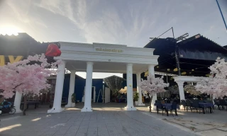 Nhà hàng sang trọng 1.000 m2 ‘mọc’ trên đất lúa: Chủ tịch phường nói không biết việc khai trương 