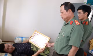 Công an Vĩnh Long khen thưởng đại uý bị mất đôi chân khi xử lý 'cát tặc'