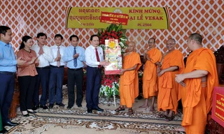 Phó Chủ tịch Thường trực Quốc hội chúc mừng Đại lễ Phật đản tại Cần Thơ
