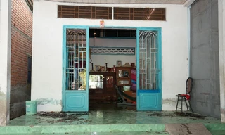 Đối tượng ngáo đá đập phá tài sản, cầm hung khí cố thủ 