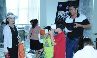 Giới trẻ trải nghiệm vũ trụ thực tế ảo, lắng nghe chia sẻ từ cựu phi hành gia NASA