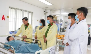 Trao 100 triệu đồng hỗ trợ đại úy cảnh sát bị thương khi xử lý 'cát tặc'