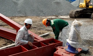 Công nhân làm xuyên Tết trên công trường cao tốc kết nối miền Tây