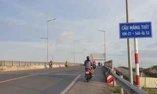 Tàu chở gần 1.000 tấn đá đâm hỏng dầm cầu nối Vĩnh Long và Trà Vinh