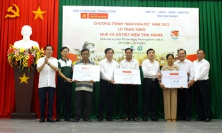 Trao 3 căn nhà, 20 sổ tiết kiệm hỗ trợ gia đình chính sách ở Hậu Giang