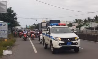 Hậu Giang huy động lực lượng 'hộ tống' hàng trăm xe máy qua địa bàn tỉnh để về quê