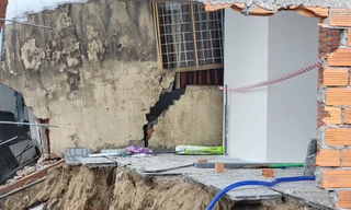 Cần Thơ: Sạt lở bất ngờ, 10 căn nhà ven sông tan hoang