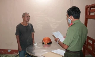 Bắt hai đối tượng tàng trữ, mua bán trái phép vũ khí quân dụng