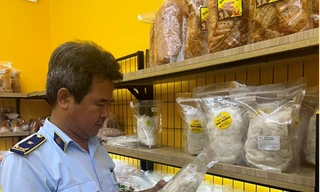 Phát hiện cơ sở bánh tráng hơn 400 sản phẩm không có nguồn gốc, xuất xứ