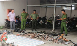 Vĩnh Long tiêu hủy hơn 1.000 vũ khí thô sơ, tự chế, công cụ hỗ trợ