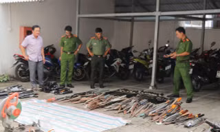 Vĩnh Long tiêu hủy hơn 1.000 vũ khí thô sơ, tự chế, công cụ hỗ trợ