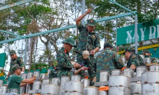 Cần Thơ: Trận địa pháo hoa tầm cao trước giờ khai hỏa