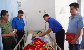 Chủ tịch UBND tỉnh Vĩnh Long tặng Bằng khen cho Đại úy bị đứt lìa hai chân khi xử lý 'cát tặc'