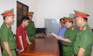Bắt hai cha con phối hợp lừa người phụ nữ hơn 10 tỷ đồng