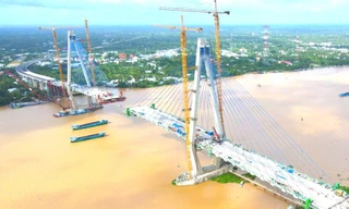 Cận cảnh cầu 'nghìn tỷ' vượt sông Tiền trước ngày hợp long