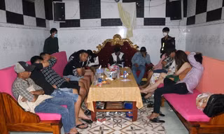 Hàng chục nam nữ 'bay lắc' trong quán karaoke