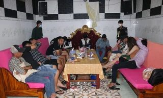 Hàng chục nam nữ 'bay lắc' trong quán karaoke