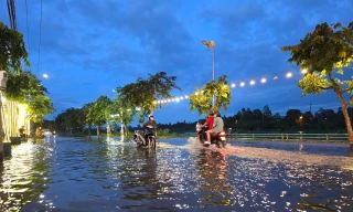 Nước tràn bờ hồ trung tâm Cần Thơ, phố ẩm thực ngập sâu