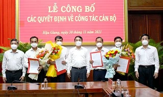 Lãnh đạo Tỉnh ủy, HĐND, UBND tỉnh Hậu Giang chúc mừng những cán bộ nhận nhiệm vụ mới.