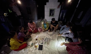 Nhiều 'quý bà' lắc tài xỉu tại khu nhà mồ lúc chạng vạng