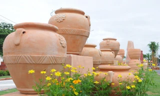 Con đường trưng bày sản vật 'Vương quốc gốm đỏ' Vĩnh Long