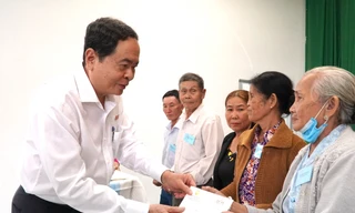 Phó Chủ tịch Thường trực Quốc hội tặng quà Tết tại Hậu Giang, Cần Thơ