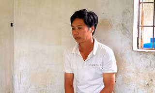 Người dân truy đuổi, quật ngã tên cướp giật trang sức của tiệm vàng 