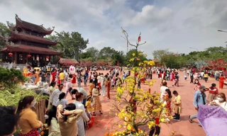 Dòng người nườm nượp về Thiền viện Trúc Lâm Phương Nam mùng 1 Tết