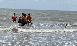 Bé trai 11 tuổi đuối nước khi tắm biển tại Trà Vinh