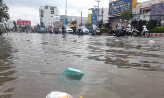 Cần Thơ ứng phó triều cường: Xử nghiêm hành vi vứt rác làm tắc nghẽn dòng chảy