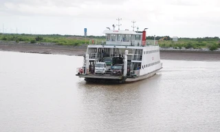 Bến phà quốc lộ 53 qua Trà Vinh bị bồi lắng nghiêm trọng, phương tiện qua phà gặp khó