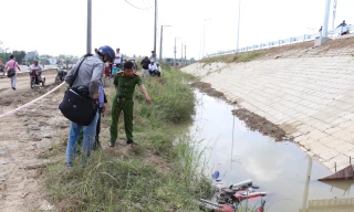 Vĩnh Long: Phát hiện thi thể nam giới cùng xe máy tại dốc cầu Mỹ Thuận 2