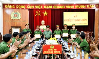 Khen thưởng lực lượng cứu hộ kịp thời hai nạn nhân ngạt khí ở bồn chứa xăng