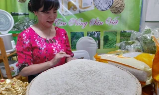 Giá gạo Việt Nam tăng vượt Thái Lan, gạo 100% tấm 'cháy' hàng