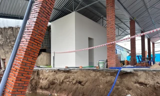 Bờ sông ở Cần Thơ có thể sạt lở thêm sau khi đã kéo sập 10 căn nhà