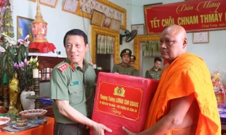Lãnh đạo Bộ Công an thăm, chúc Tết Chôl Chnam Thmây tại Trà Vinh