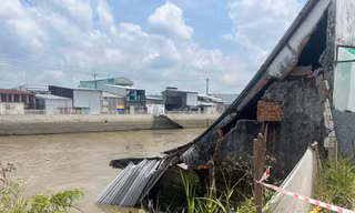 Sạt lở kênh nuốt trọn 2 căn nhà ở Hậu Giang
