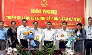 Trao quyết định của Chủ tịch UBND tỉnh Hậu Giang về công tác cán bộ