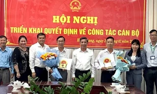 Trao quyết định của Chủ tịch UBND tỉnh Hậu Giang về công tác cán bộ