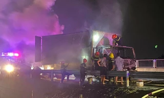 Xe chở sợi thuốc lá cháy trên cao tốc Mỹ Thuận - Cần Thơ