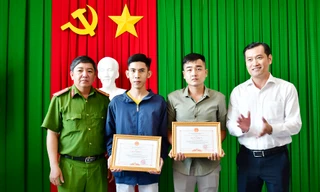 Tuyên dương 2 thanh niên dũng cảm lao vào dập lửa cứu người 