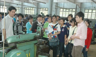 Học sinh THPT tham quan hướng nghiệp, tìm hiểu ngành nghề, mức học phí tại trường ĐH Sư phạm Kỹ thuật. Ảnh: Quang Phương