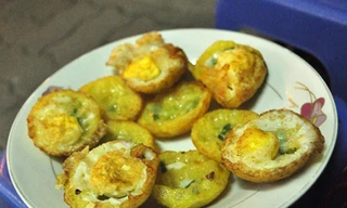 Bánh căn, chè chuối nướng ngon lạ ở vỉa hè Nguyễn Như Đổ