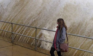 Giới trẻ Anh mạo hiểm tính mạng để ngắm sóng dữ