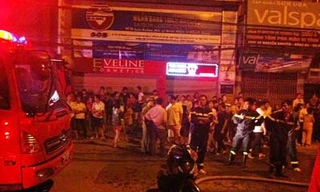 Náo loạn vì cháy quán karaoke trong đêm