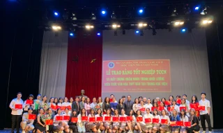 Học sinh sinh viên Học viện Múa Việt Nam trong lễ nhận bằng tốt nghiệp và giấy chứng nhận sáng nay. Ảnh:PHHS