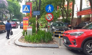 Cận cảnh các tuyến đường đi bộ tại Hà Nội thành bãi trông xe, tập kết rác